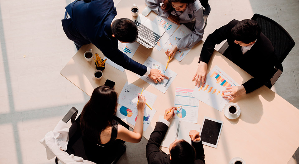 Marketing team reviewing data and elaborating strategy.